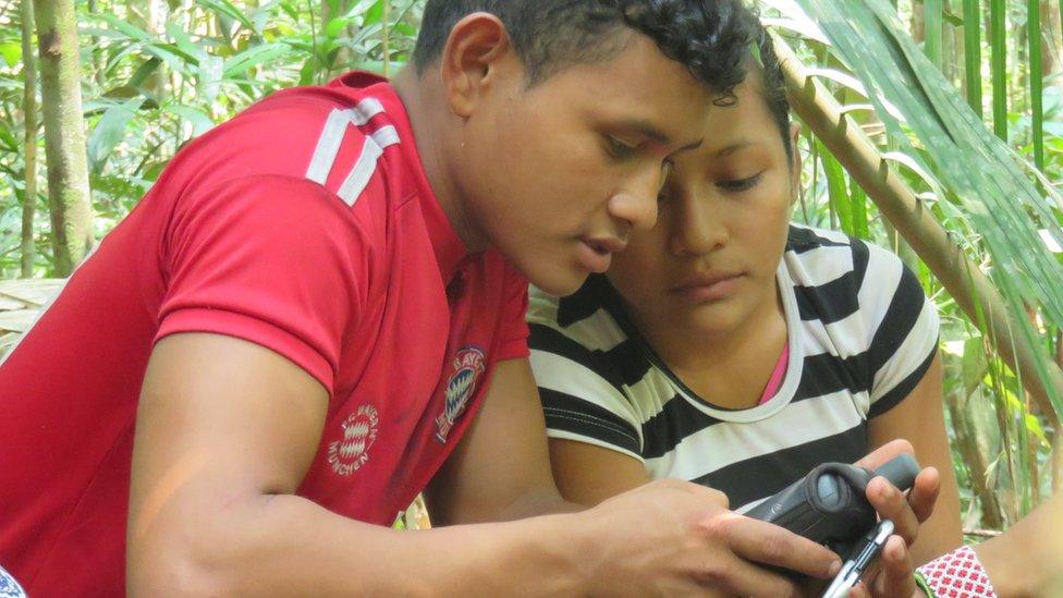 Two young inhabitants from Montanha and Mangabal check the GPS.