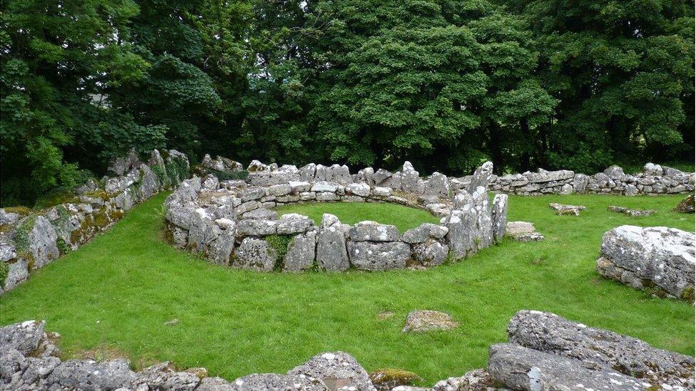 Fel un sy'n ymddiddori mewn archeoleg, fe fyddai Rhsy wedi mwynhau mynd nôl mewn amser i fyw yn un o gytiau cerrig Din Lligwy ar Ynys Môn