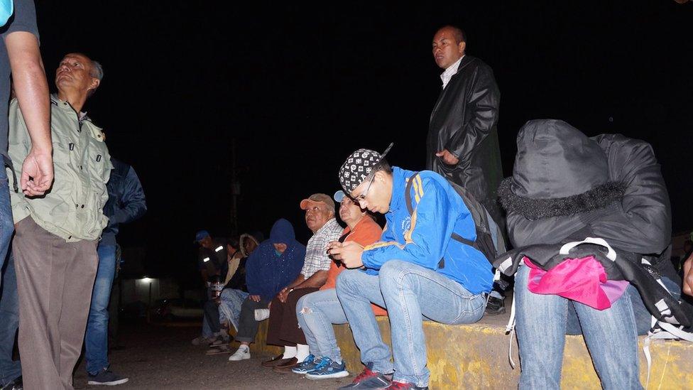 Early queues in San Cristobal