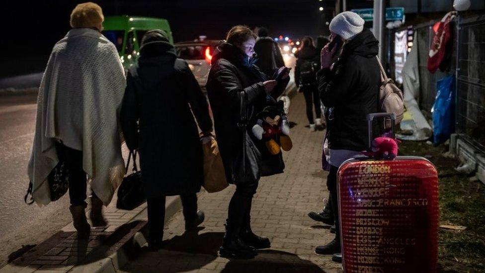 Ukrainian refugees arriving at the polish border at night