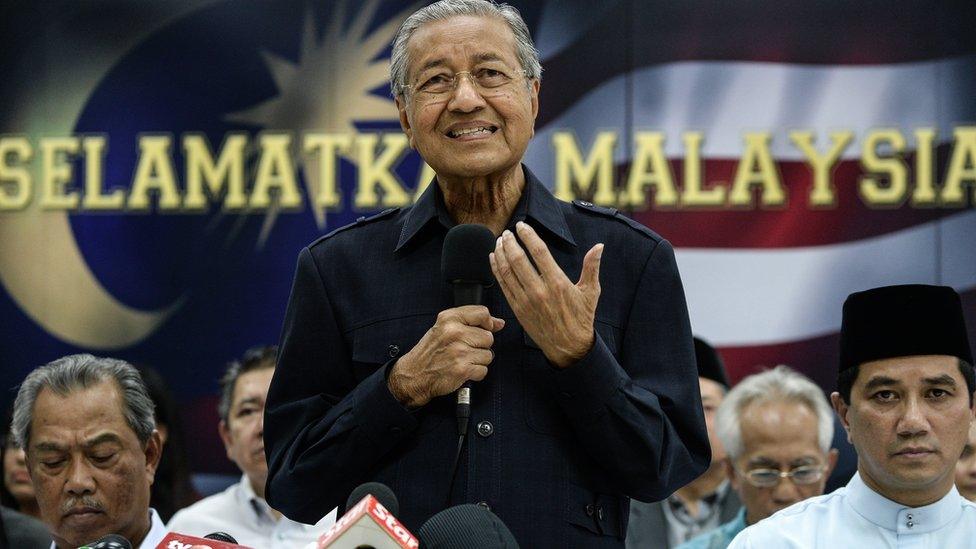 Former Malaysian prime minister Mahathir Mohamad (C) speaks during a press conference with members of the opposition party in Kuala Lumpur on March 4, 2016.