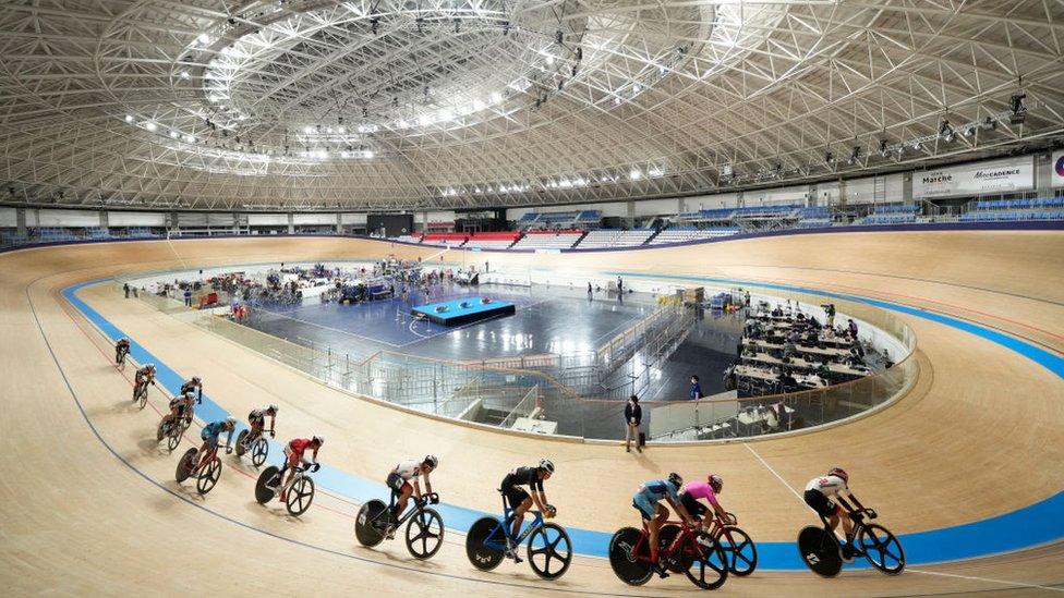 athletes-at-Izu-Velodrome.