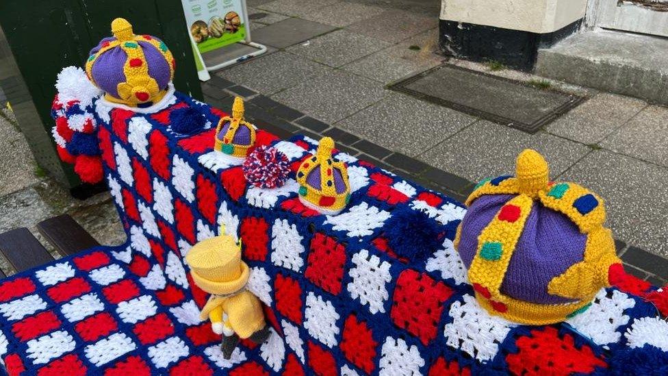 Crowns and queen knitted display