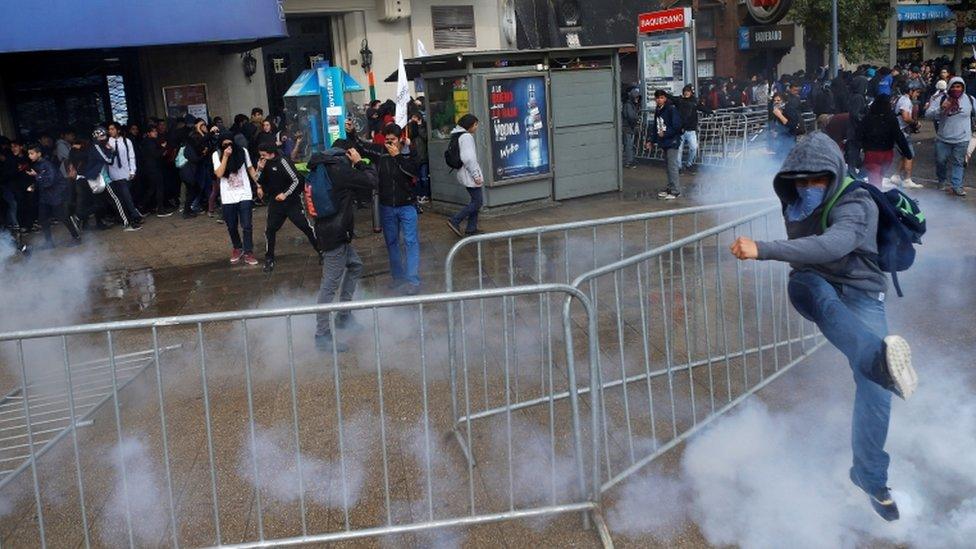 Students clash with police in Santiago