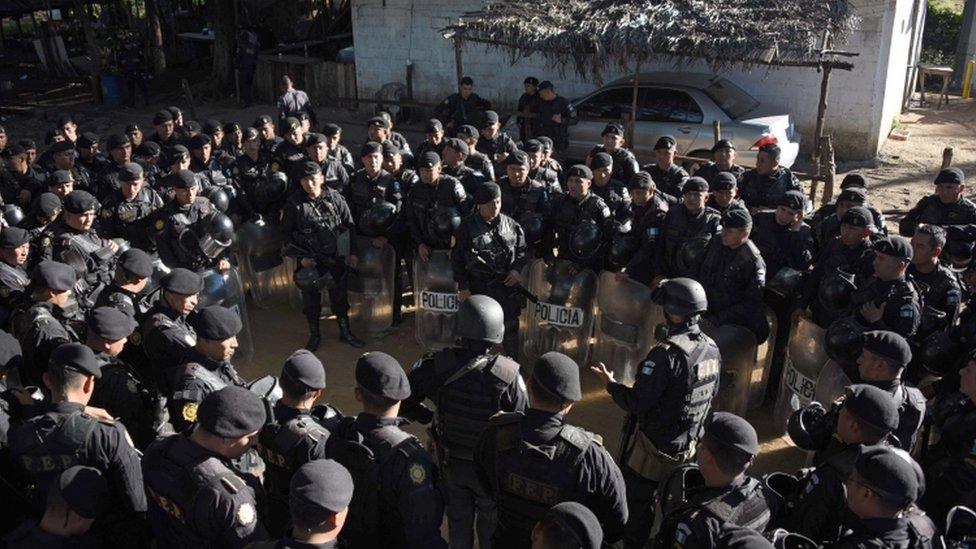 Guatemalan anti-riot police receive orders in front of Canada maximum security prison in Escuintla department (November 30, 2015)