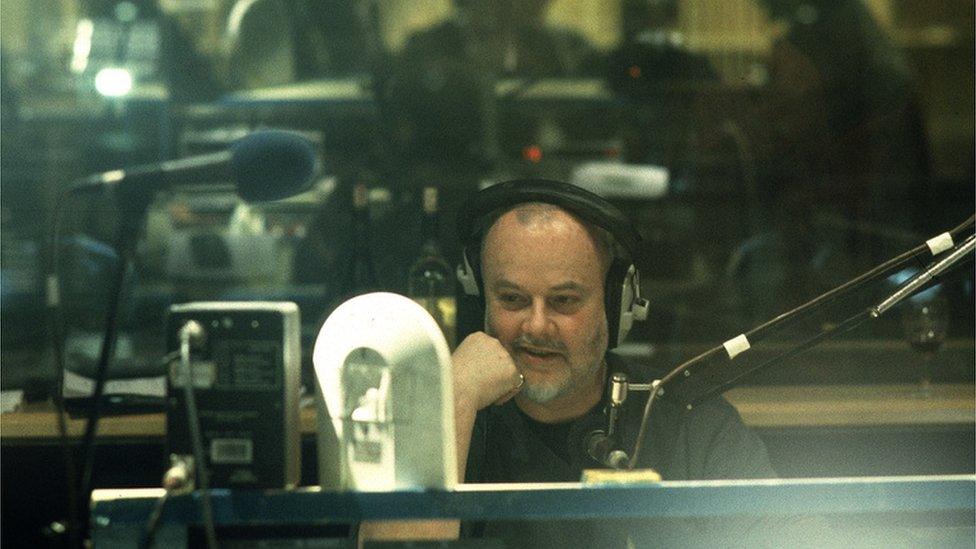 John Peel yn y stiwdio yn 1999