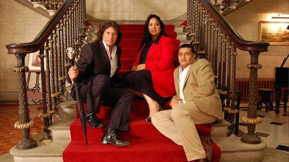 Laurence Llewelyn-Bowen a pherchnogion Plas Glynllifon ar y pryd, Tara a Pravin Jadeja ar risiau'r plasty yn 2010