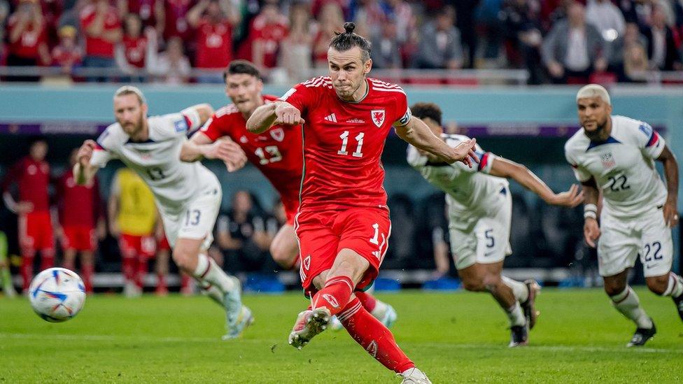 Gareth Bale yn sgorio cic o'r smotyn i ddod â'r gêm yn gyfartal