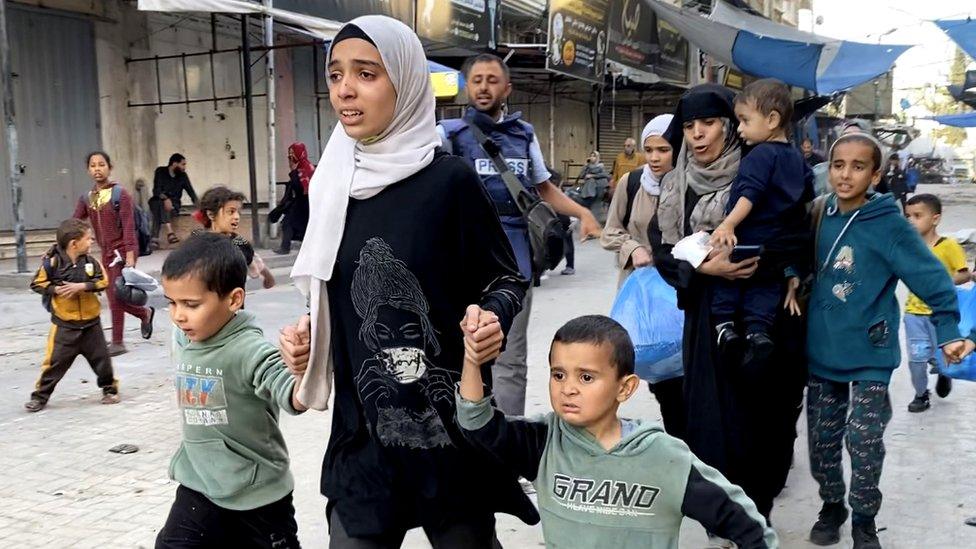 Palestinians flee Jabalia refugee camp, in northern Gaza Strip, and head towards western Gaza City (13 May 2024)