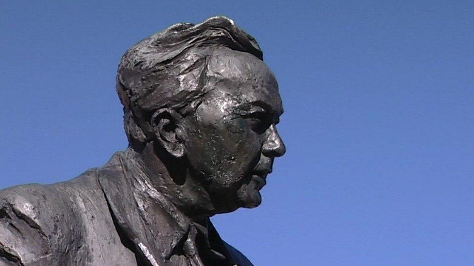 Statue of Harold Wilson