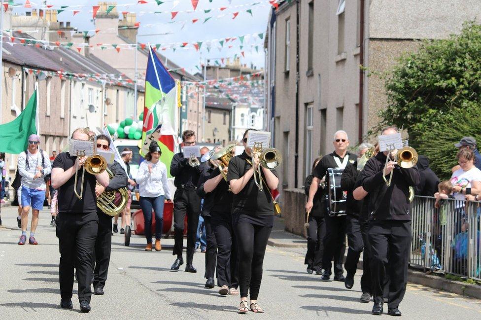 Band yn gorymdeithio