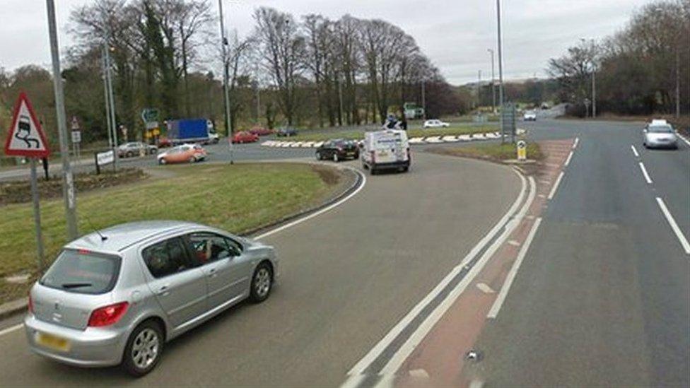 Air Balloon roundabout, Birdlip