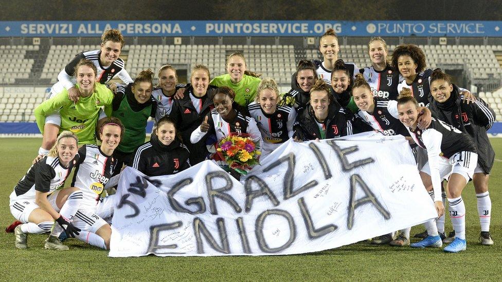 Eniola-akulo-with-juventus-sign.