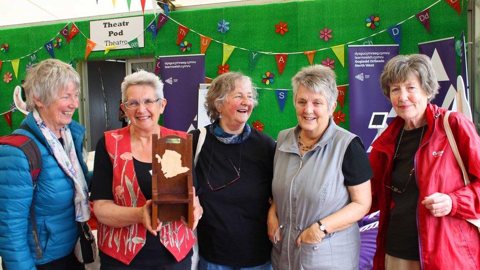 Roedd ffrindiau Judith Stammers wrth eu bodd ei bod wedi ennill Cadair y Dysgwyr - er ei bod wedi cadw'r gyfrinach rhagddyn nhw ers wythnosau! // Judith Stammers' friends were delighted she scooped the Welsh Learner's Chair - despite her having kept it a secret.