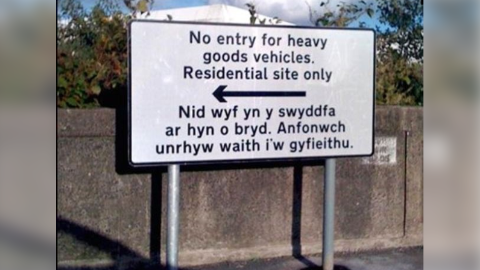 Road sign in English and Welsh