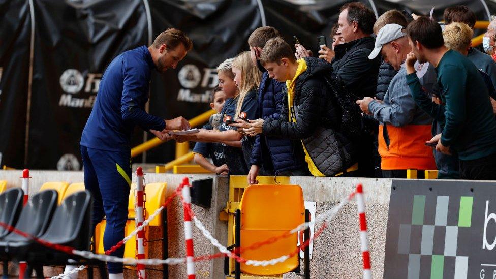 Harry Kane signs autographs with fans