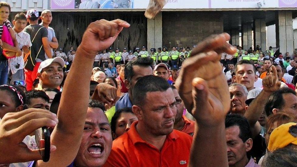 People protesting over a lack of cash and new notes outside Venezuela's Central Bank (BCV) in Maracaibo city, Zulia State (16 December 2016)