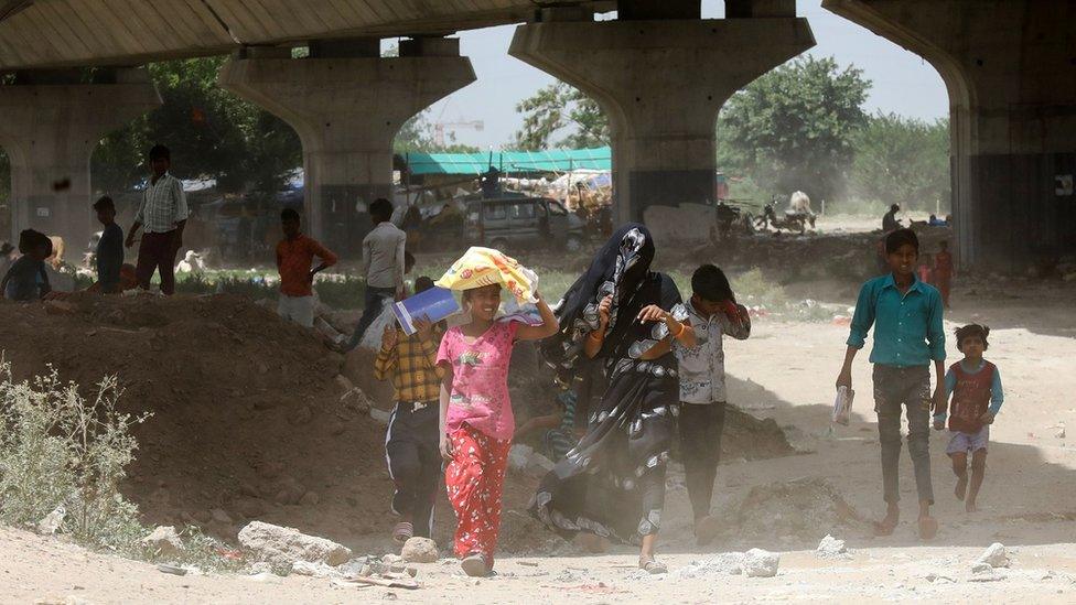 people-in-India-walking-in-heat.