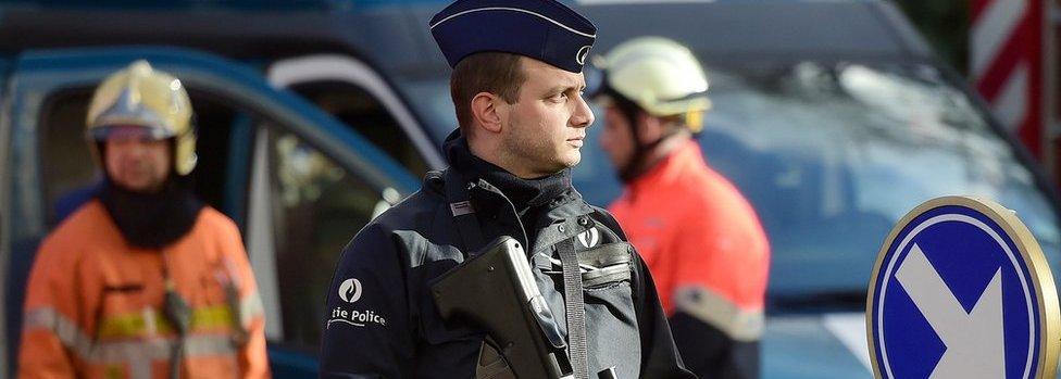 Policeman outside the Grand Mosque in Brussels (26 Nov)