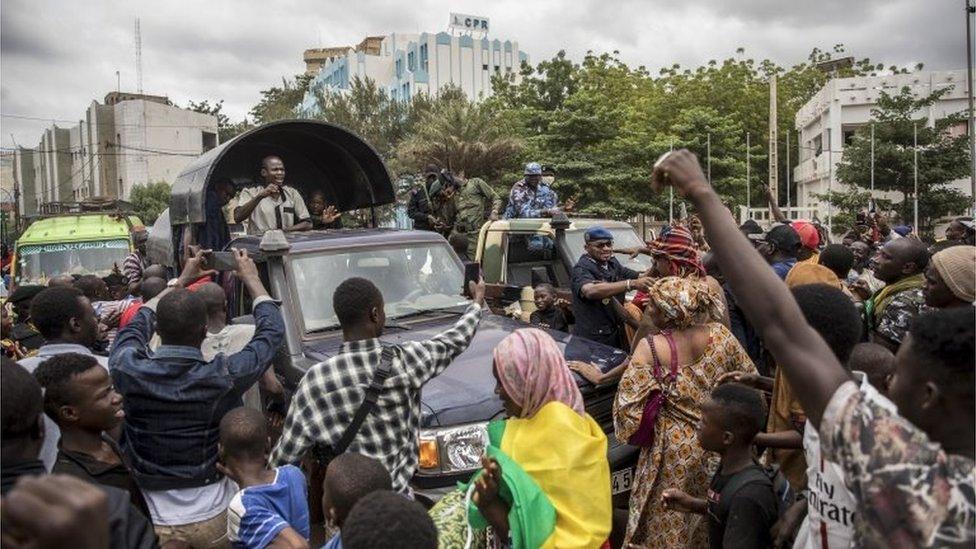 Malians cheer the military and police as they drive through the streets of Bamako, 19/08