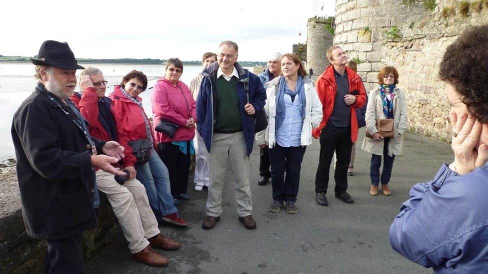 Emrys Llewelyn ar daith rownd Caernarfon