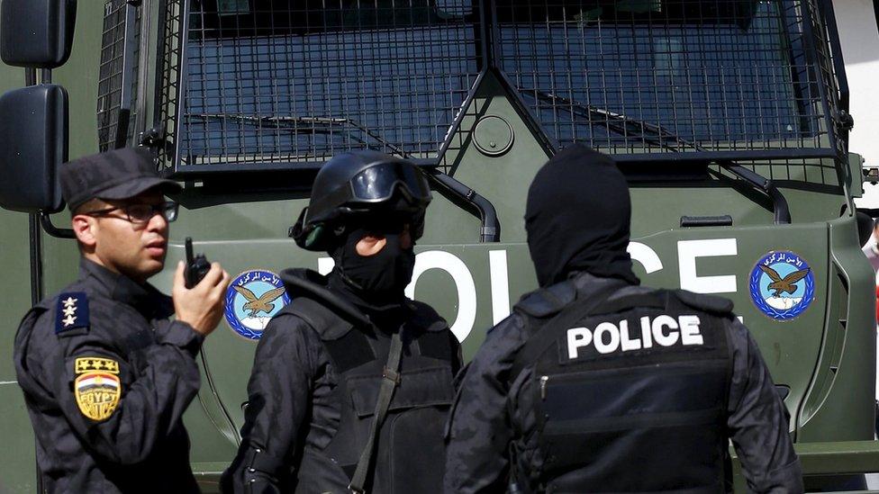 Egyptian riot police take up positions during a demonstration outside the Press Syndicate in Cairo (15 April 2016)