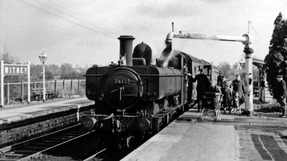 A train at Witney station