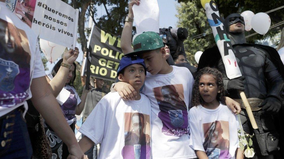 Relatives of policemen killed in action protest in Rio ahead of the Olympics, 5 Aug 2016