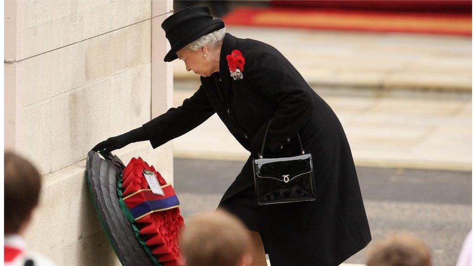 Queen laying wreath at the Cenotaph