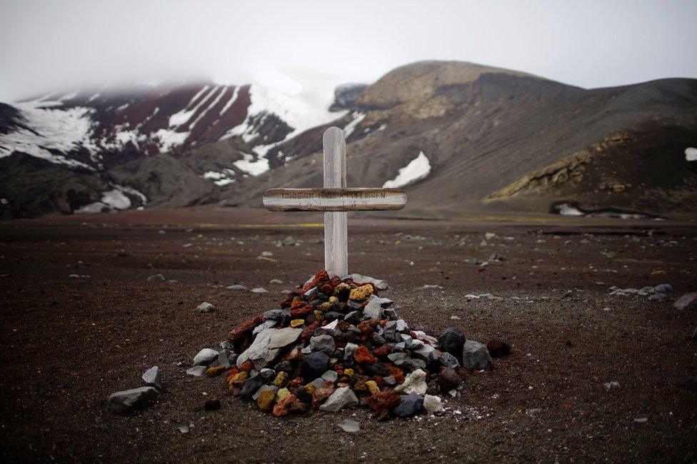 A pile of stones denoting a grave