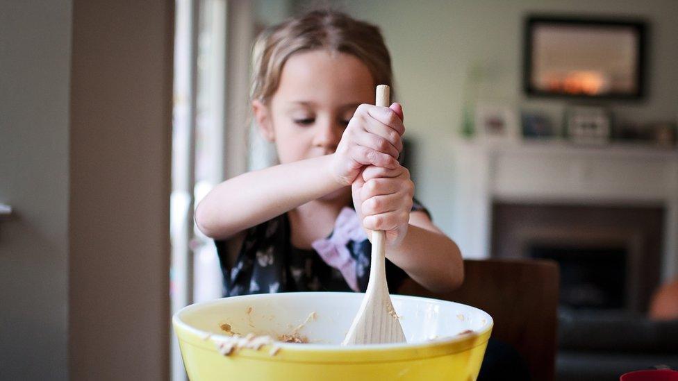 girl-baking.