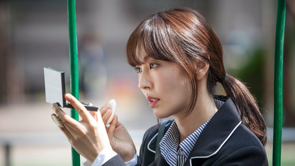 Kim So-yeon fixes her makeup on the set of a South Korean TV drama 'Gahwamansasung'