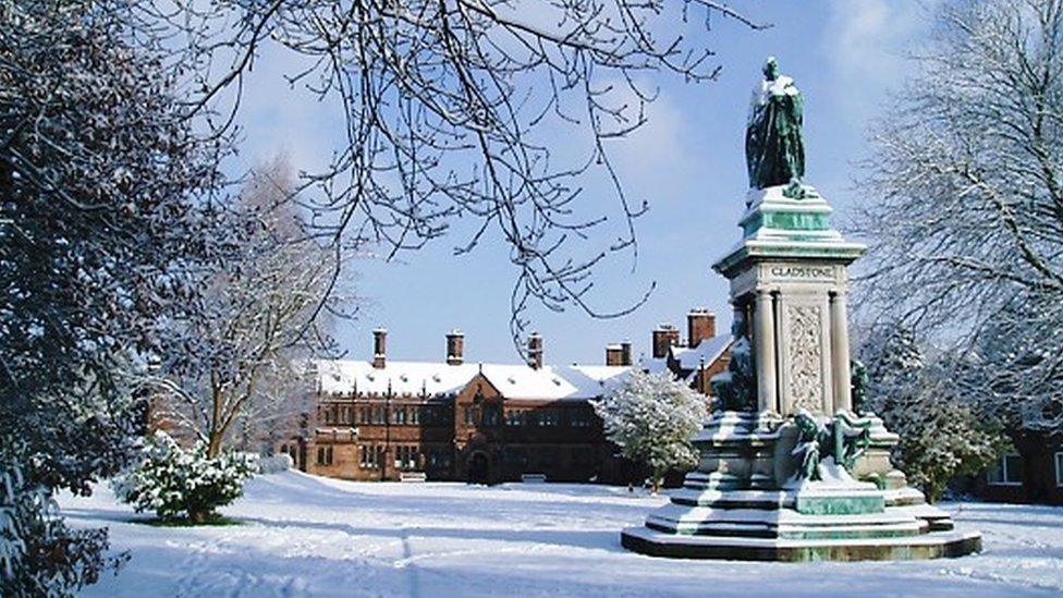 Y Llyfrgell yn y Gaeaf // The library in winter