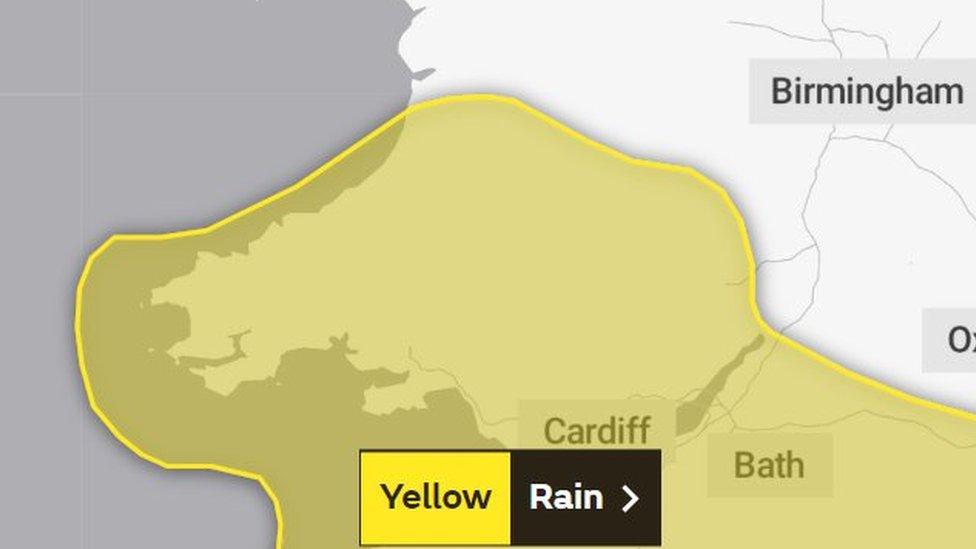 Map rhybudd tywydd glaw dydd Mercher 1 Tachwedd