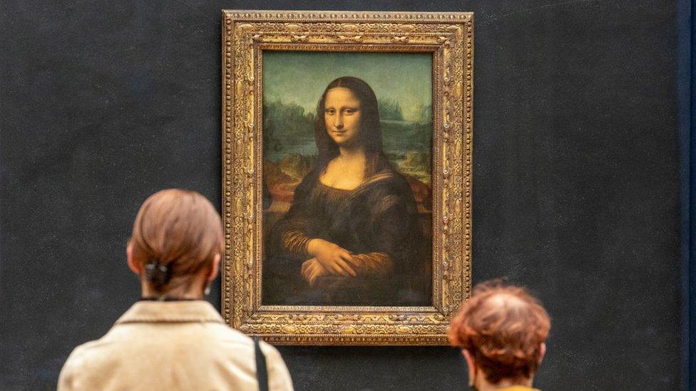 people-looking-at-mona-lisa.