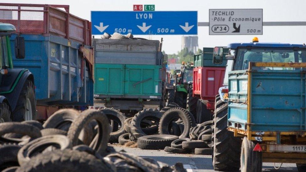 Farmers on the A6 in Lyon