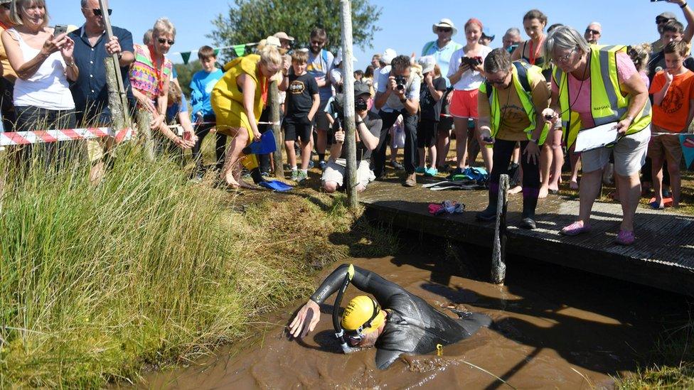 crowds-watch-bog-snorkelling-competitor.