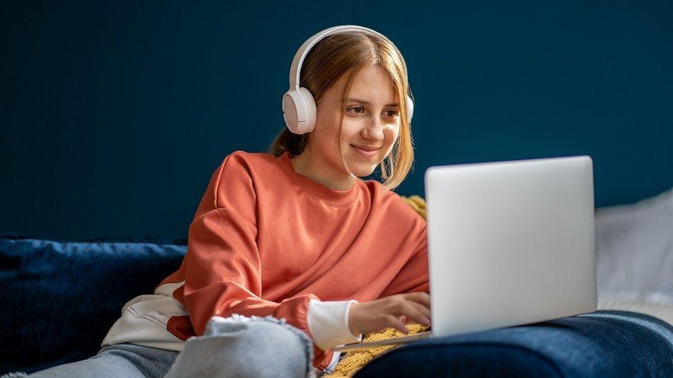 girl-on-laptop.