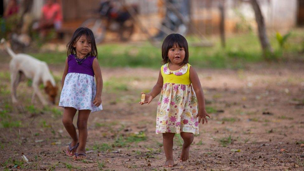 Two Cinta Larga girls playing