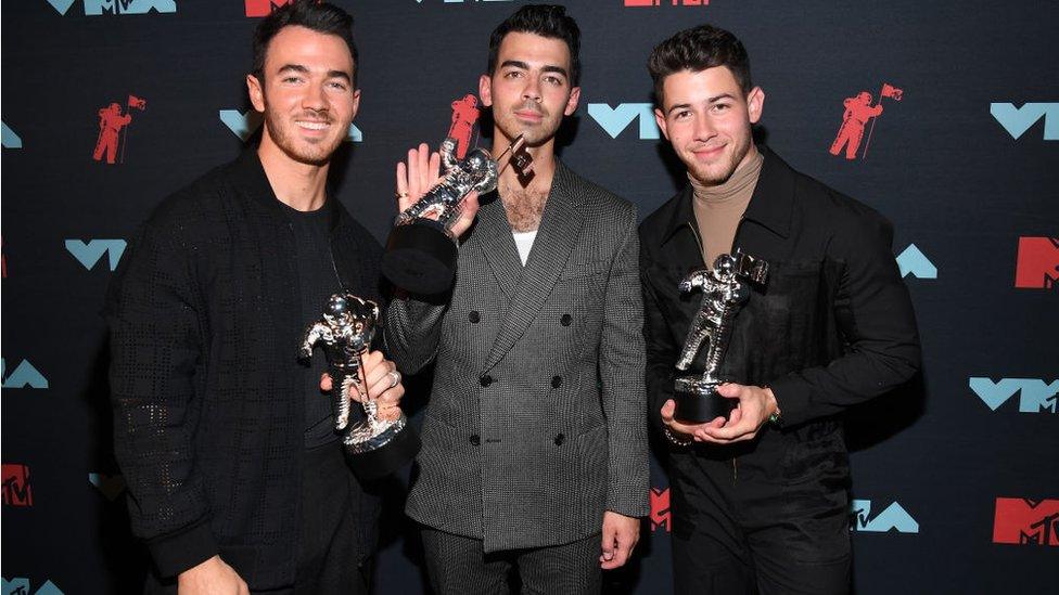 jonas-brothers.