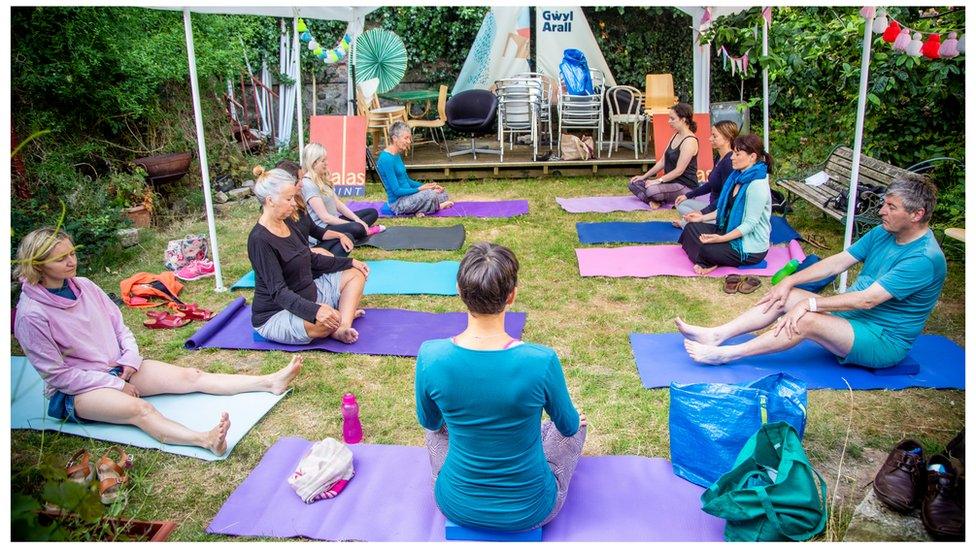 Sesiwn yoga gyda Laura Karadog