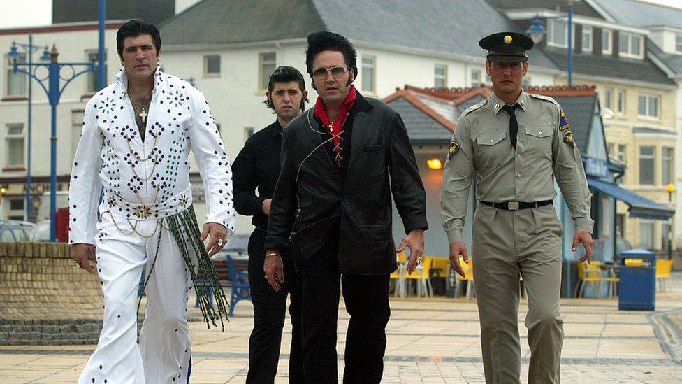 Dynwaredwyr Elvis ym Mhorthcawl ar achlysur Gŵyl Elvis 2005