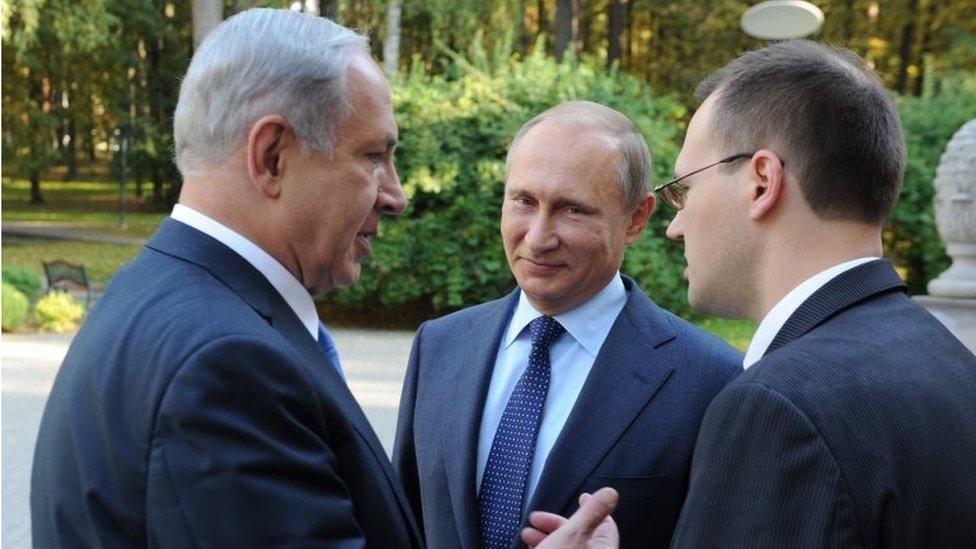 Benjamin Netanyahu (left) and Vladimir Putin (centre) (21/09/15)