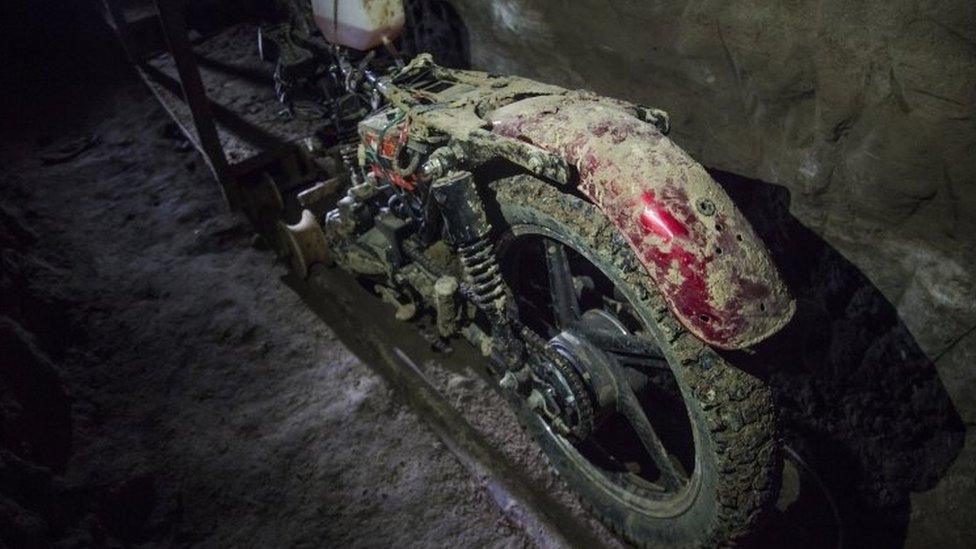 The motorcycle adapted to a rail used by "El Chapo" to escape the Altiplano prison