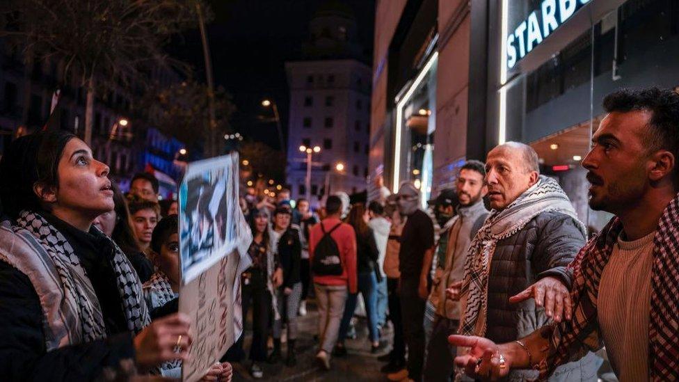 Tensions outside a Starbucks in Barcelona during the pro-Palestinian march.