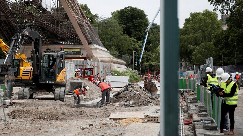 Construction of security measures under the Eiffel Tower