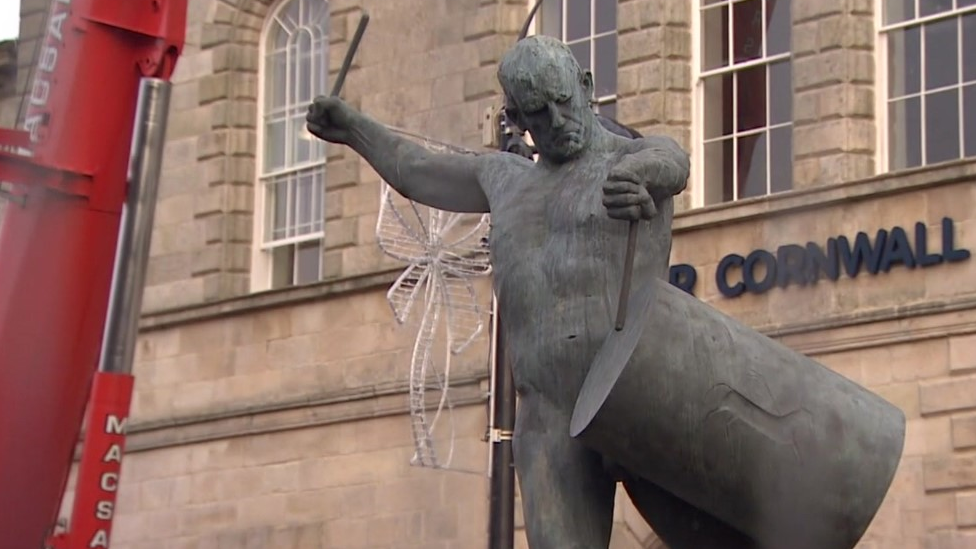 The statue returning to Lemon Quay