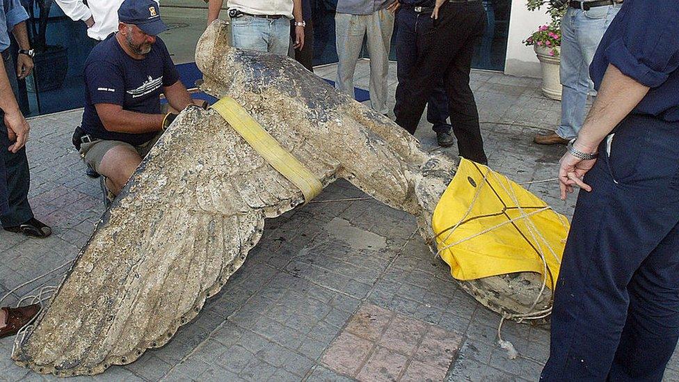 The bronze eagle from the Nazi battleship Graf Spee is unloaded 10 February, 2006 in a hotel in Montevideo for its exhibition.