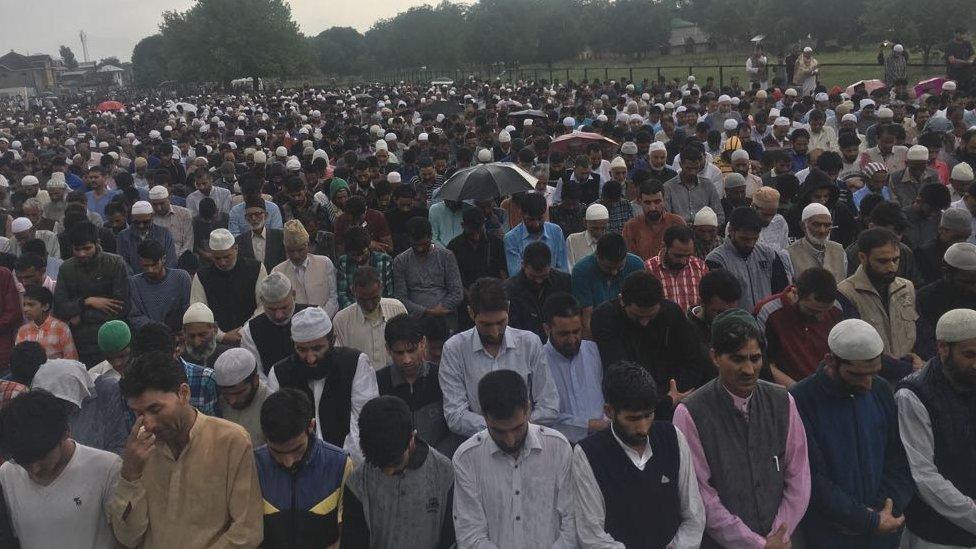 Mourners at Shujhaat Bukhari's funeral