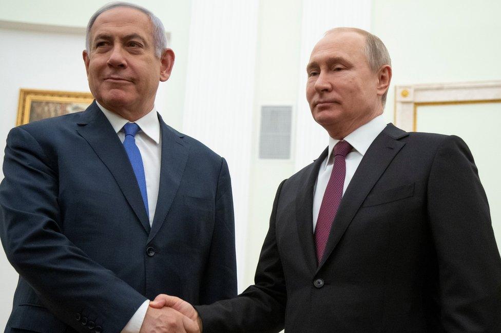 Israeli Prime Minister Benjamin Netanyahu (L) shakes hands with Russian President Vladimir Putin (R) in Moscow (4 April 2019)